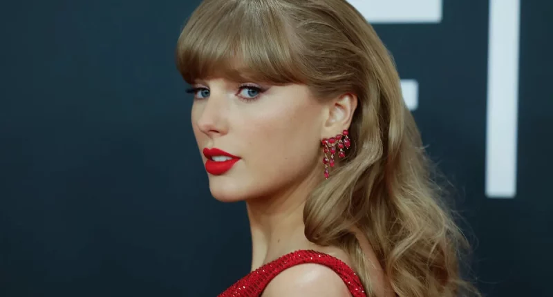 Taylor Swift ‘Embarrassed’ By Booing at Super Bowl, Body Language Expert Says: ‘Hit a Nerve’