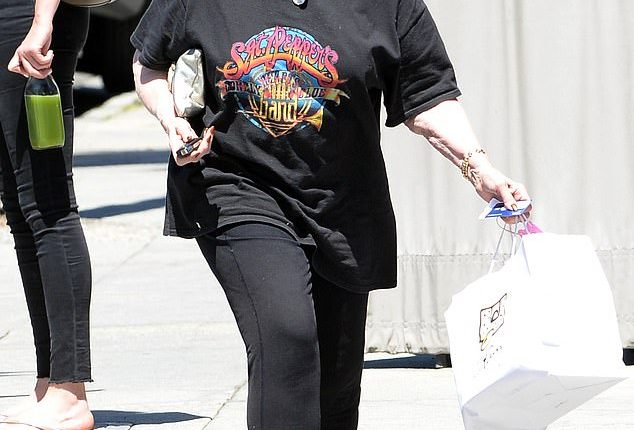 A 1980s soap opera star who then played the mother of one of the most iconic sitcom characters of the 1990s was unrecognizable in Los Angeles this week