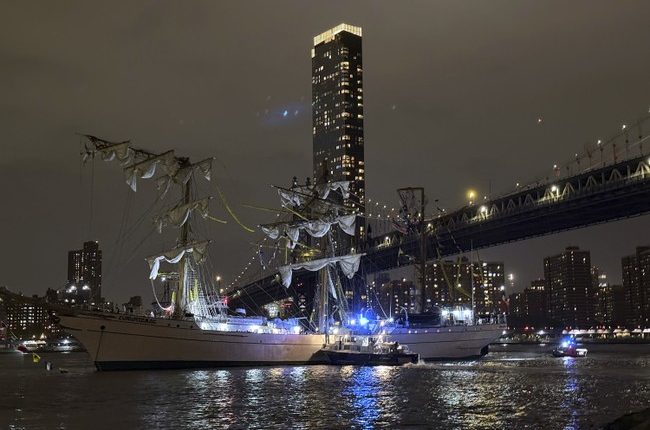 BREAKING: Mexican Flag-Waving Ship Hits Brooklyn Bridge