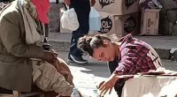 Hannah Almond befriended an elderly homeless man (pictured together) and the pair sheltered together in a makeshift camp under the Belén Bridge in Cusco