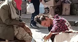Hannah Almond befriended an elderly homeless man (pictured together) and the pair sheltered together in a makeshift camp under the Belén Bridge in Cusco