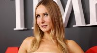Nikki Glaser's Glaring Plastic Surgery Slip-Up At 2025 AMAs Is So Distracting