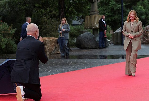 Albania¿s Edi Rama dramatically knelt before his Italian counterpart Giorgia Meloni today as she arrived at his gathering of European leaders