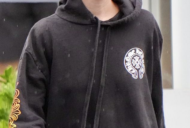 Veronicas star Jessica Origliasso went makeup free on Saturday, when she stepped out in Brisbane with fiancée Alex Smith