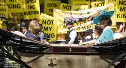 Prince William and Kate’s Children Come Face-to-Face With Anti-Monarchy Protesters