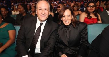 Signs Kamala Harris & Doug Emhoff's Marriage Is Secretly On The Rocks