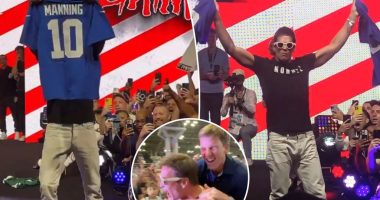 Tom Brady ‘spits’ on Jets jersey, rips up Eli Manning one in Fanatics Fest WWE heel entrance