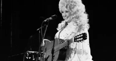 Dolly Parton Spent the 1st Meeting With Husband Carl Dean’s Family Wishing They’d Leave Her Alone