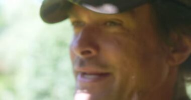 Hollywood star unrecognizable as he shaves off his beard for first time in six years – can you guess who?