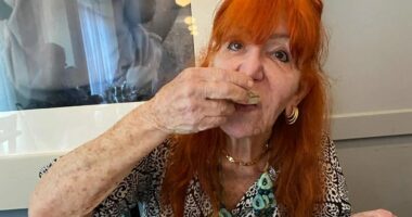 Legendary 90s US talk show host, 90, looks unrecognizable as she eats oysters in rare snap