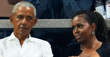 Michelle & Barack Obama's Body Language Suggests Divorce 'Was On The Table,' Expert Says