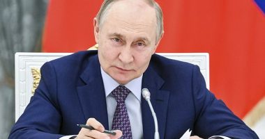 Vladimir Putin 's shadowy cyberspace army is 'weaponising' artificial intelligence to spread disinformation online, experts have warned
