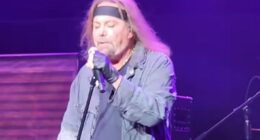 Fans of iconic 80s band fear for frontman as he ‘looks like he doesn’t want to be there’ after return from medical issue