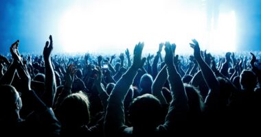Iconic rock singer forced to reschedule tour after suffering painful injury as fans left devastated and concerned
